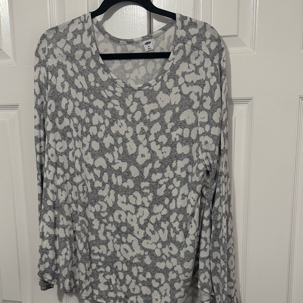Old Navy Gray and White Leopard-Print Long Sleeve Tee